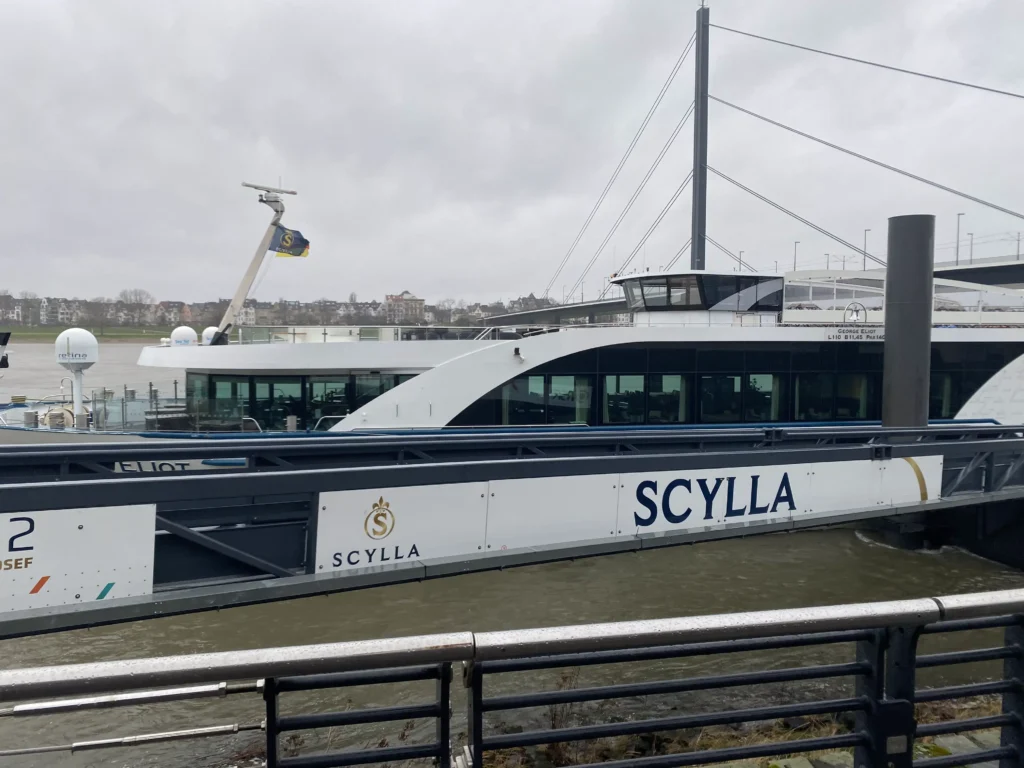 Düsseldorf hotel rondvaartboot Scylla